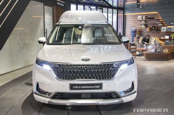 KIA Sedona High Limousine chuẩn bị đến tay khách hàng với giá 54.420 USD