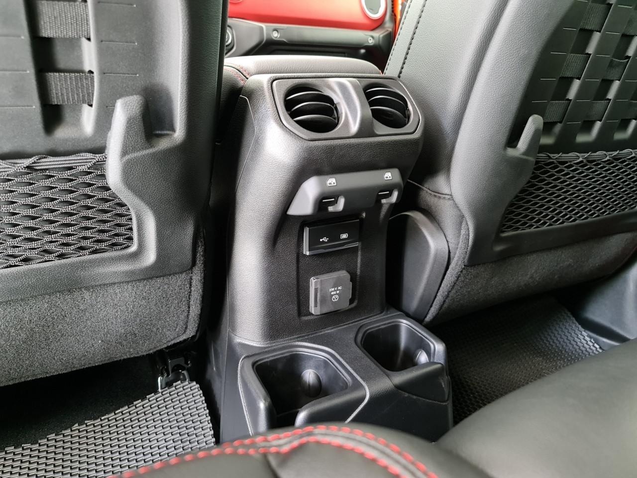 Cận cảnh bán tải Jeep Gladiator 2020 giá gần 3,5 tỷ đồng