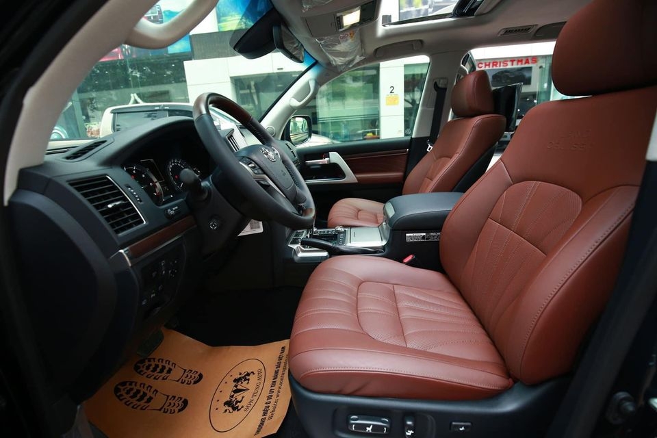 Toyota Land Cruiser 2021 về Việt Nam có giá hơn 8 tỷ đồng