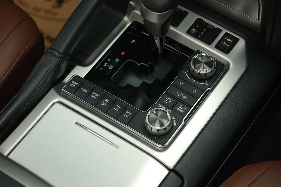 Toyota Land Cruiser 2021 về Việt Nam có giá hơn 8 tỷ đồng