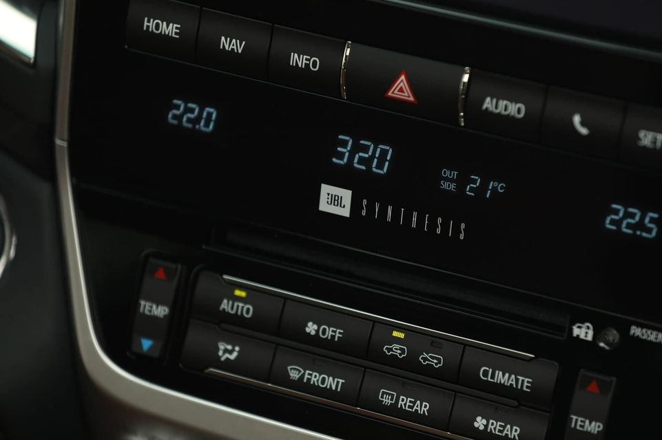 Toyota Land Cruiser 2021 về Việt Nam có giá hơn 8 tỷ đồng
