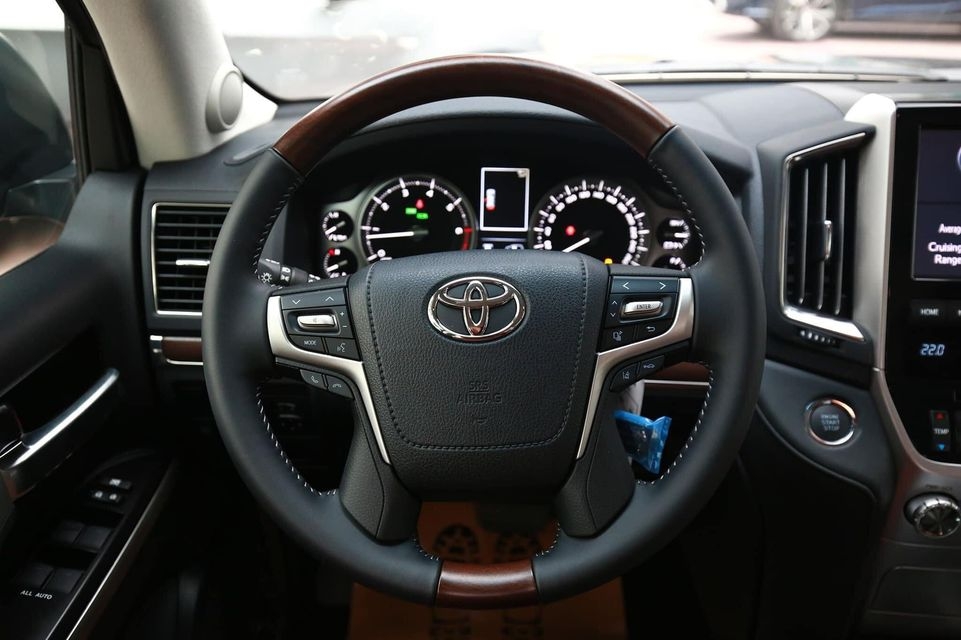 Toyota Land Cruiser 2021 về Việt Nam có giá hơn 8 tỷ đồng