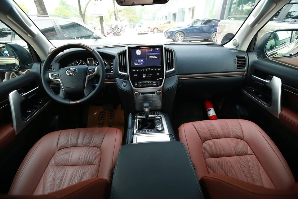Toyota Land Cruiser 2021 về Việt Nam có giá hơn 8 tỷ đồng