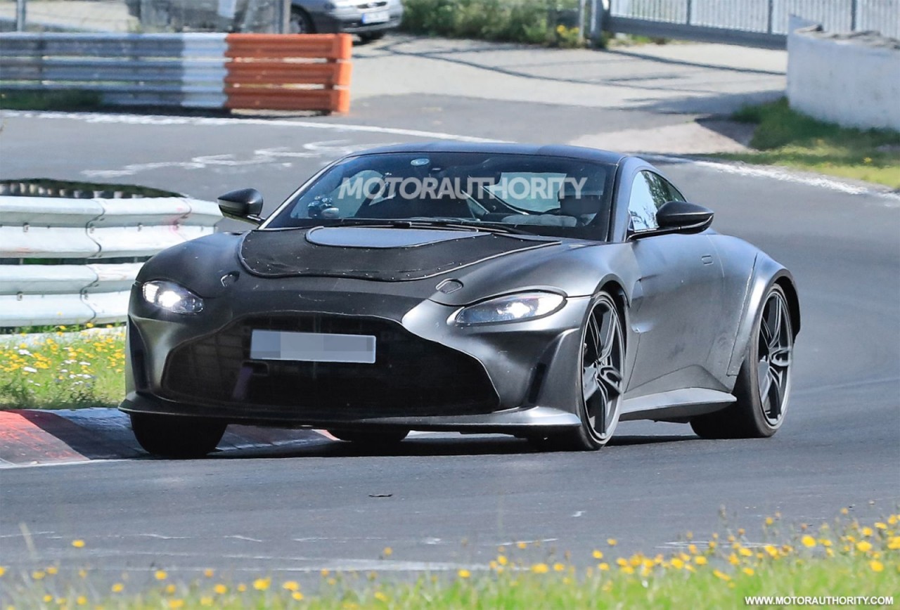 Aston Martin Vantage V12 sẽ được ra mắt vào đầu năm 2022