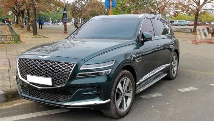 Genesis GV80 màu xanh lục xuất hiện tại Hà Nội