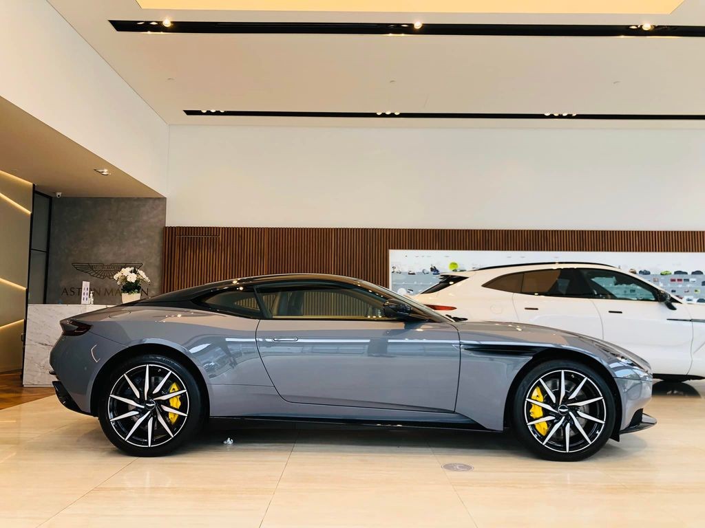 Aston Martin DB11 màu xám China có mặt tại Việt Nam Aston Martin DB11 màu xám China có mặt tại Việt Nam