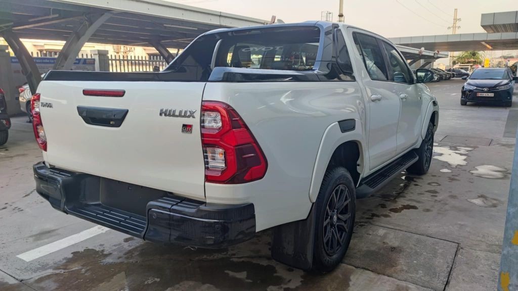 Toyota Hilux phiên bản GS Sport đầu tiên về Việt Nam có giá 1,1 tỷ đồng Toyota Hilux phiên bản GS Sport đầu tiên về Việt Nam có giá 1,1 tỷ đồng