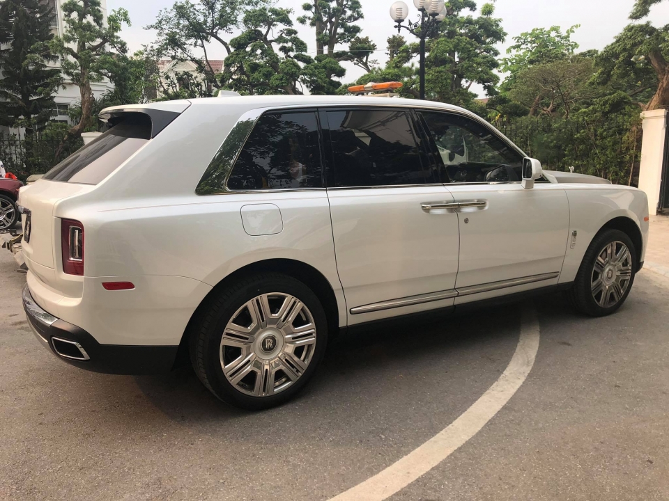 suv sieu sang rolls royce cullinan mau trang cap ben cang viet nam