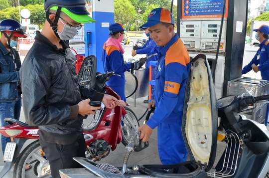 Giá xăng giữ nguyên, giá dầu đồng loạt tăng trong ngày 4/1/2018 gia xang giu nguyen gia dau dong loat tang trong ngay 412018