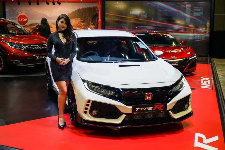 Honda trình diễn Civic Type R với động cơ VTEC Turbo 2.0L honda trinh dien civic type r voi dong co vtec turbo 20l