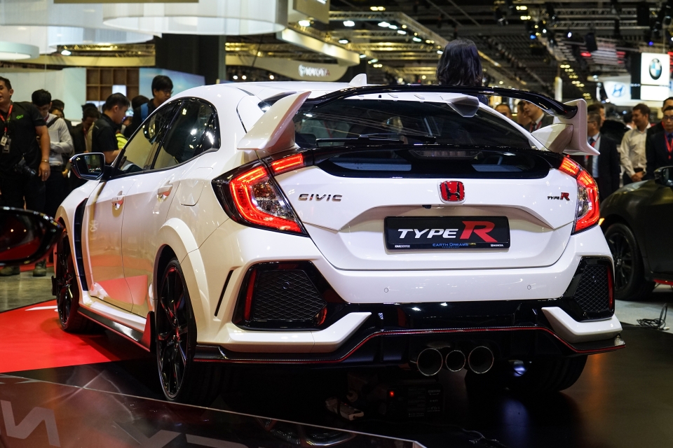Honda trình diễn Civic Type R với động cơ VTEC Turbo 2.0L honda trinh dien civic type r voi dong co vtec turbo 20l