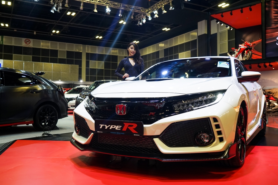 Honda trình diễn Civic Type R với động cơ VTEC Turbo 2.0L honda trinh dien civic type r voi dong co vtec turbo 20l