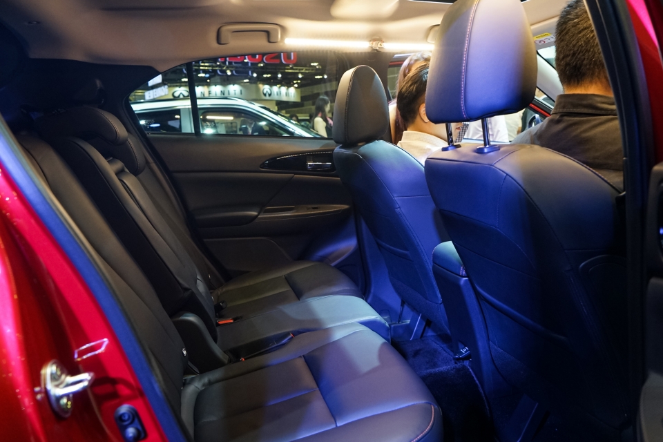 mitsubishi trinh dien eclipse cross 2018 gia nam giua outlander va outlander sport