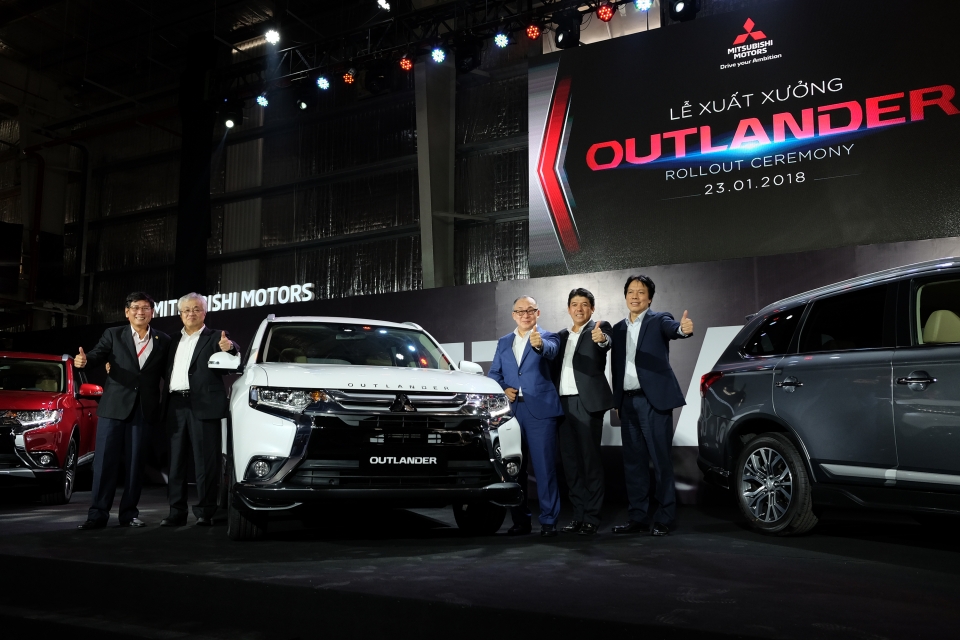 mitsubishi outlander giam gia chi con 808 trieu dong nho lap rap trong nuoc