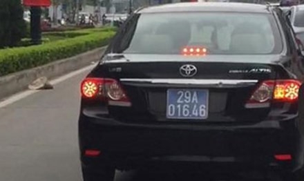 yeu cau xac minh xe o to bien xanh chay vao lan duong xe buyt nhanh brt