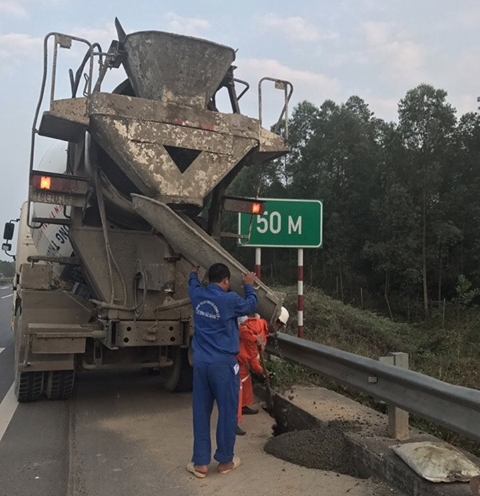 Km74+460 cao tốc Nội Bài - Lào Cai đã được khắc phục nhờ phản ánh của OTOFUN km74460 cao toc noi bai lao cai duoc duoc khac phuc nho phan anh cua otofun