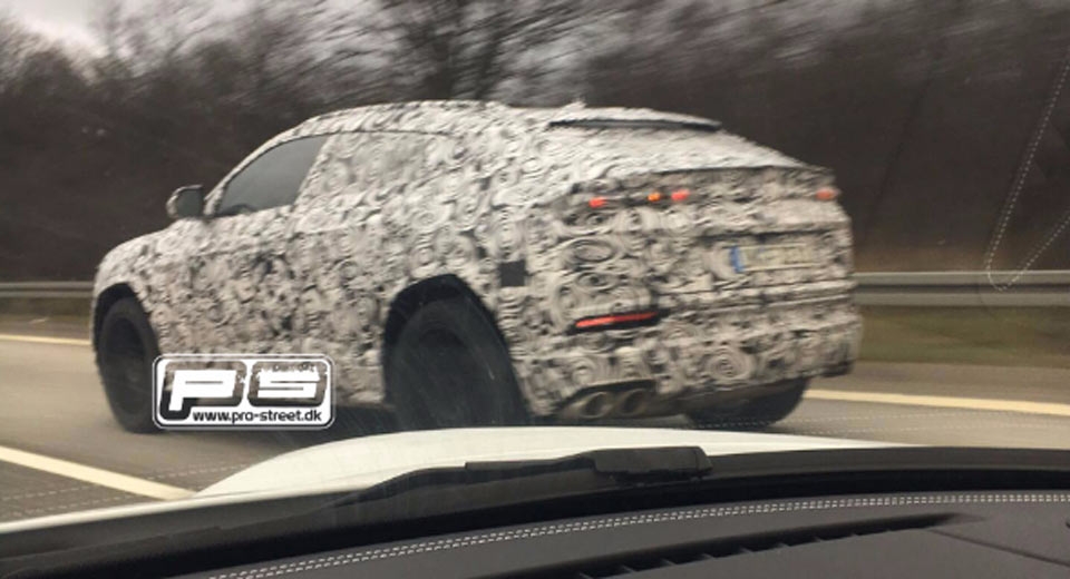 suv dau tay cua lamborghini lan banh tren duong thu