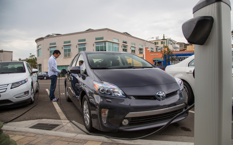 toyota vuot moc 10 trieu xe hybrid ban ra thi truong
