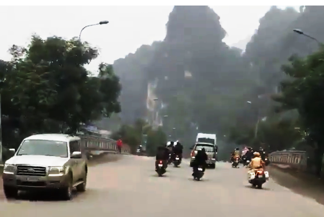Đôi nam nữ đầu trần lạng lách ở Tràng An bị phạt 7,3 triệu