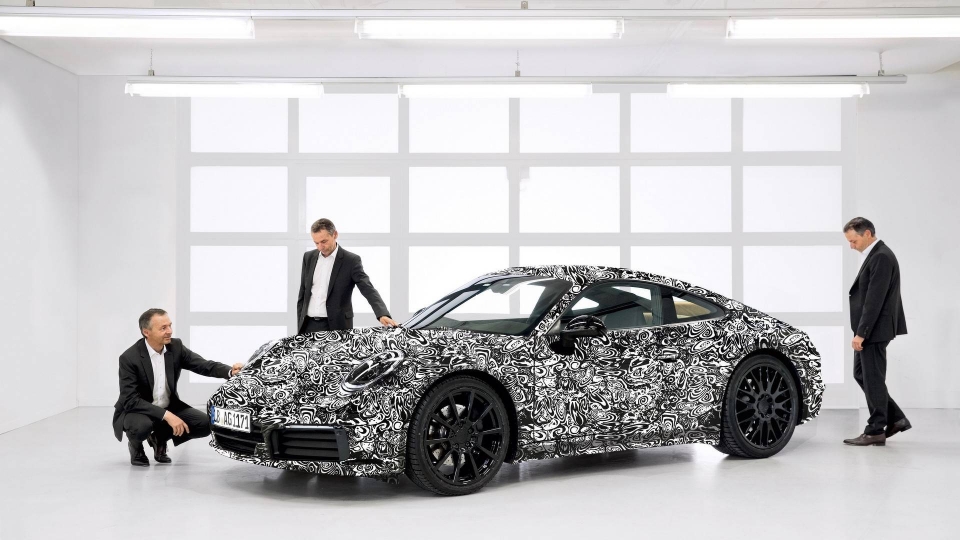 Porsche lần đầu "khoe" thế hệ 911 hoàn toàn mới porsche lan dau khoe the he 911 hoan toan moi
