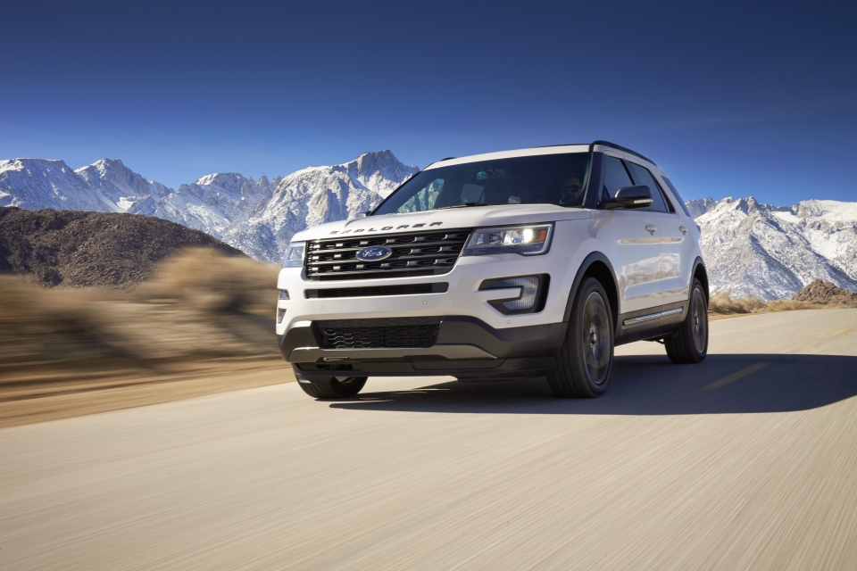 Ford Explorer áp đảo Toyota Land Cruiser Prado trong tháng 2/2017