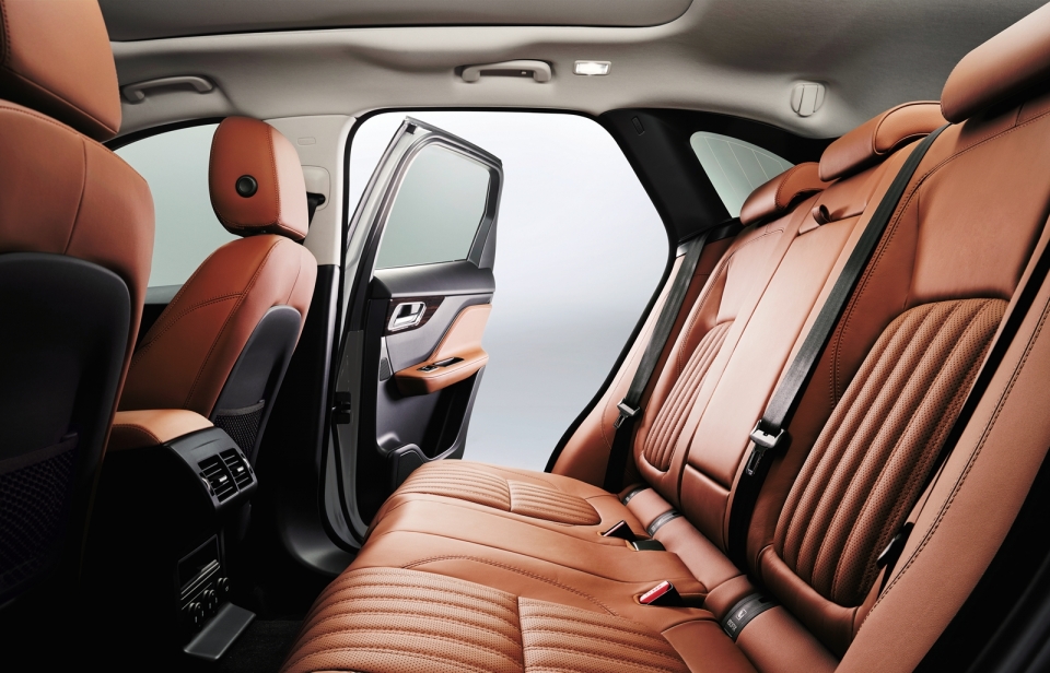 jaguar f pace tham vong canh tranh voi macan va evoque tai viet nam