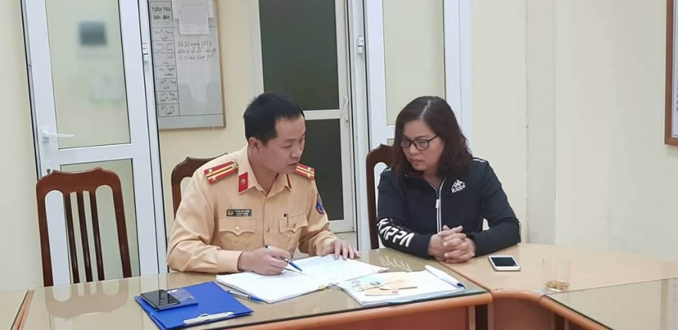 Phạt tiền và tước bằng 2 tháng với nữ tài xế quát người tham gia giao thông trên cầu Cót phat tien va tuo c ba ng 2 tha ng vo i nu ta i xe qua t nguo i tham gia giao thong tren cau cot