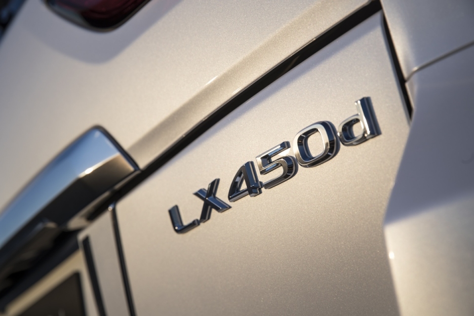 Lexus LX 450d xuất trận với hành trình 1.000km/bình dầu và 5 chỗ ngồi lexus lx 450d xuat tran voi hanh trinh 1000kmbinh dau va 5 cho ngoi