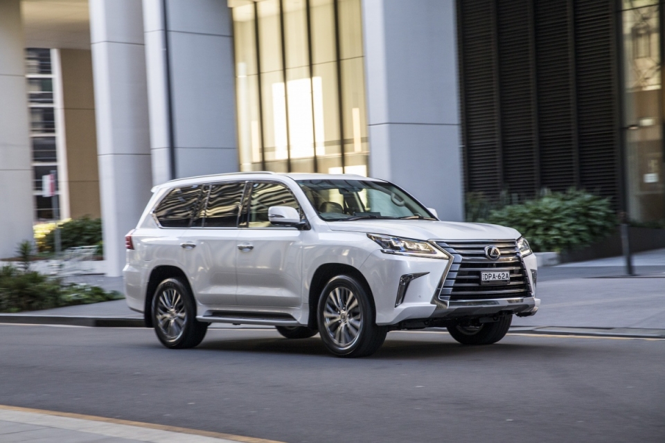 Lexus LX 450d xuất trận với hành trình 1.000km/bình dầu và 5 chỗ ngồi lexus lx 450d xuat tran voi hanh trinh 1000kmbinh dau va 5 cho ngoi
