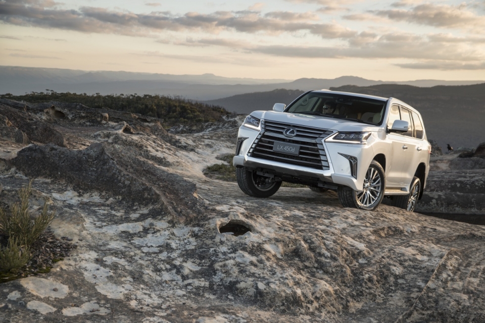 Lexus LX 450d xuất trận với hành trình 1.000km/bình dầu và 5 chỗ ngồi lexus lx 450d xuat tran voi hanh trinh 1000kmbinh dau va 5 cho ngoi