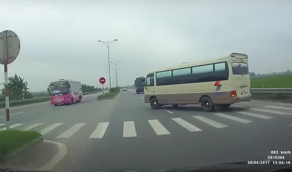 "Đứng hình" trước pha quay đầu bất thình lình trên quốc lộ dung hinh truoc pha quay dau bat thinh linh tren quoc lo