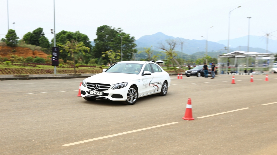 hoc vien lai xe an toan mercedes benz 2017 de lai nhieu du am thu vi