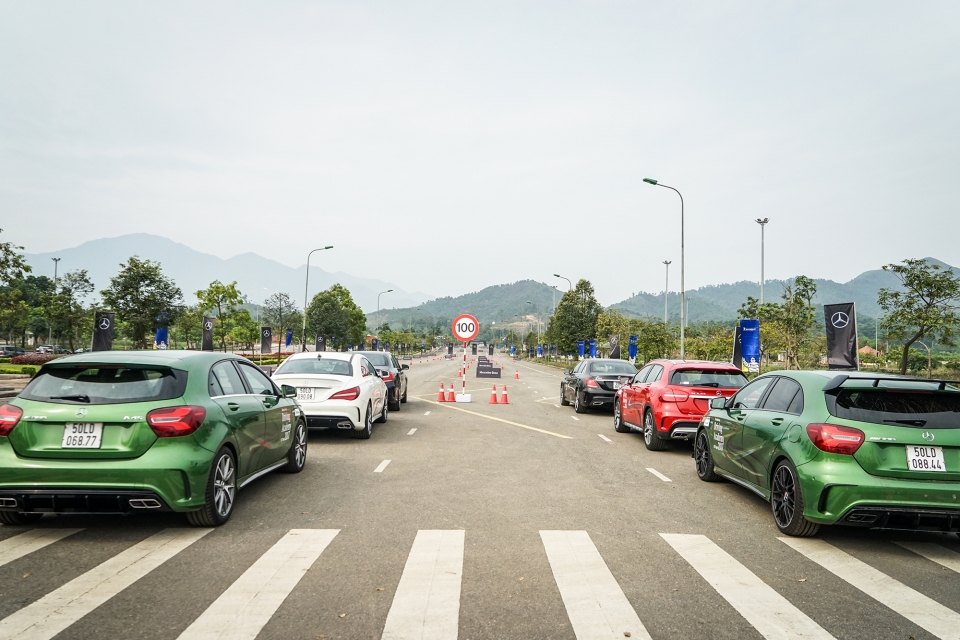 hoc vien lai xe an toan mercedes benz 2017 de lai nhieu du am thu vi
