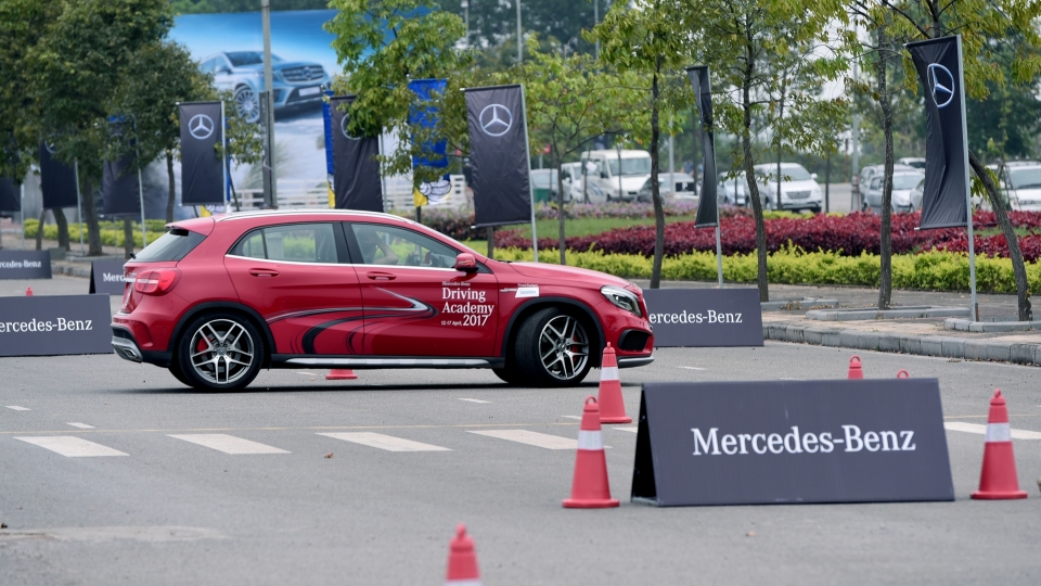 hoc vien lai xe an toan mercedes benz 2017 de lai nhieu du am thu vi
