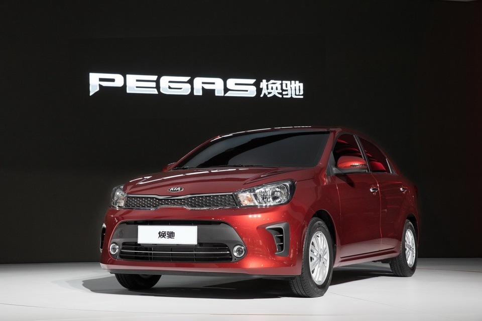 kia ra mat bo doi xe co nho k2 cross va pegas
