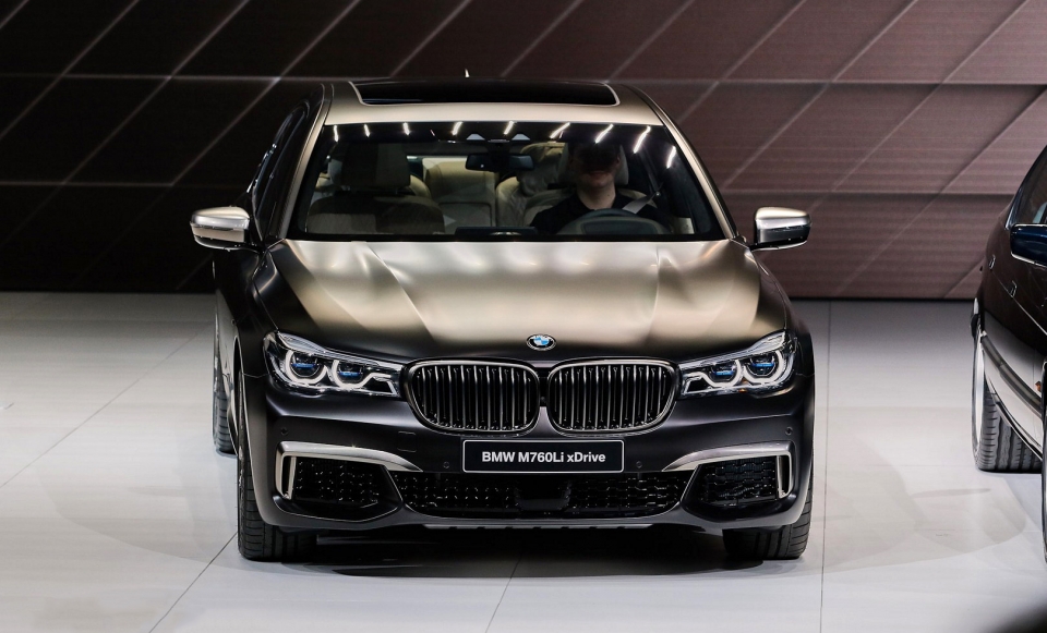 BMW triệu hồi M760 Li xDrive thế hệ mới vì lỗi rò rỉ dầu bmw trieu hoi m760 li xdrive the he moi vi loi ro ri dau