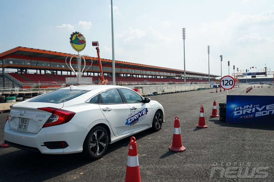 honda civic the he moi trinh dien an tuong tren duong dua dai nam
