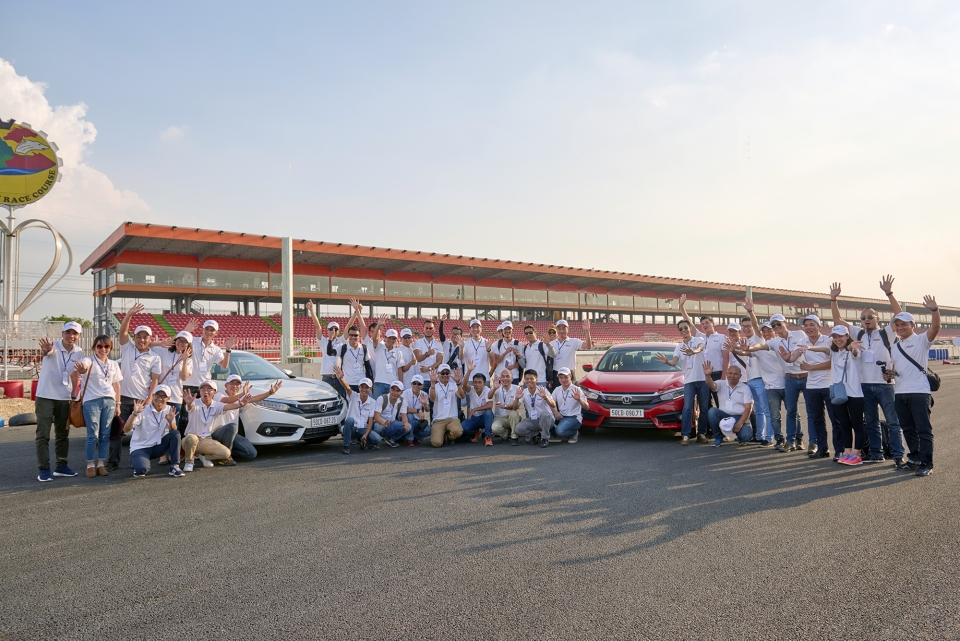 honda civic the he moi trinh dien an tuong tren duong dua dai nam
