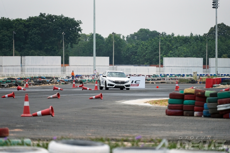 honda civic the he moi trinh dien an tuong tren duong dua dai nam
