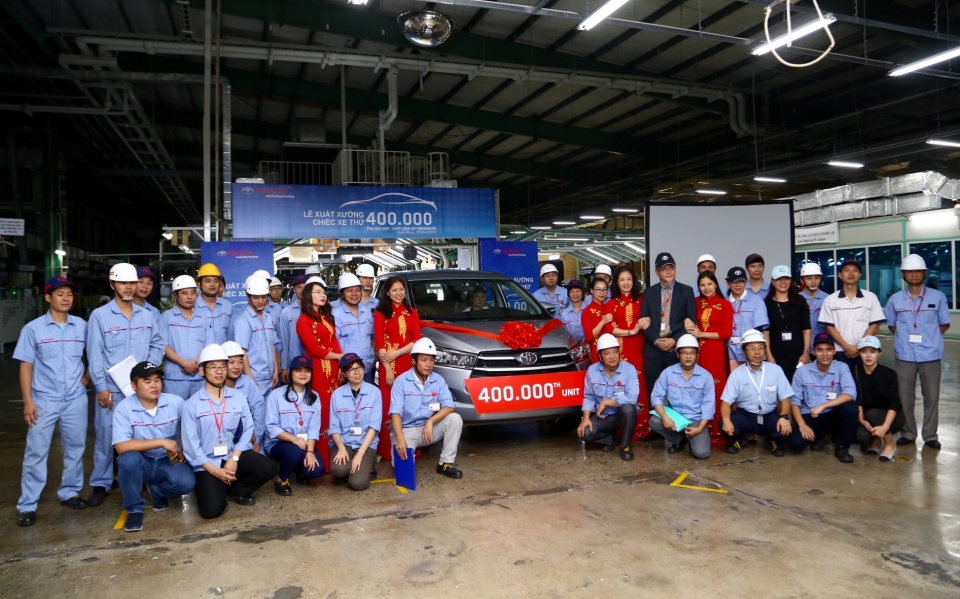 toyota viet nam xuat xuong chiec o to thu 400000