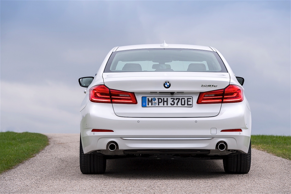 BMW 530e iPerformance có mức tiêu thụ nhiên liệu chỉ 1,9L/100km bmw 530e iperformance co muc tieu thu nhien lieu chi 19l100km