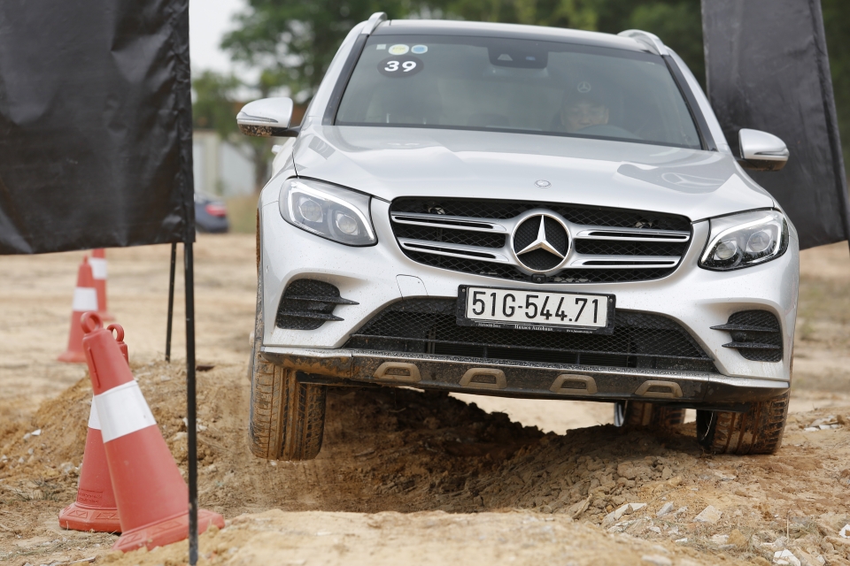 Mercedes-Benz GLC 250 4MATIC tăng giá nhẹ, tăng tiện nghi, loại bỏ gói "Off-road" mercedes benz glc 250 4matic tang gia nhe tang tien nghi loai bo goi off road