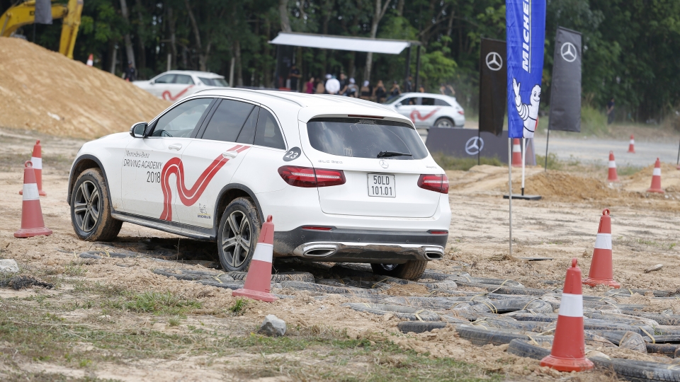 Mercedes-Benz GLC 250 4MATIC tăng giá nhẹ, tăng tiện nghi, loại bỏ gói "Off-road" mercedes benz glc 250 4matic tang gia nhe tang tien nghi loai bo goi off road