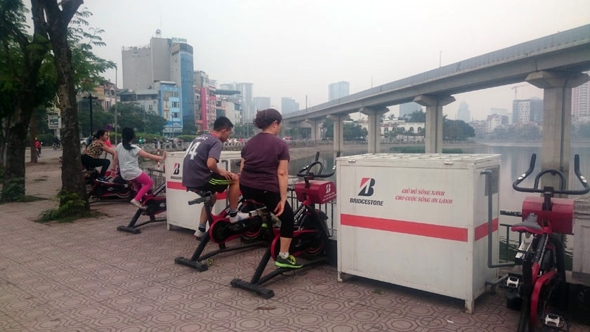 xe dap loc nuoc bridgestone hu hong nang chi sau vai thang