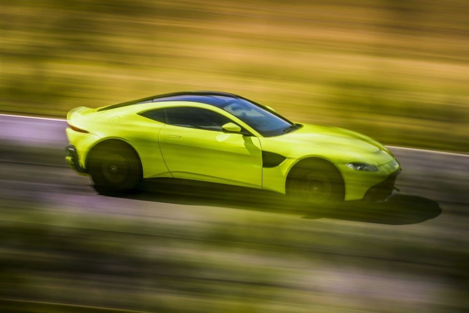 Aston Martin sẽ tung ra Vantage V8 2019 với hộp số sàn aston martin se tung ra vantage v8 2019 voi hop so san
