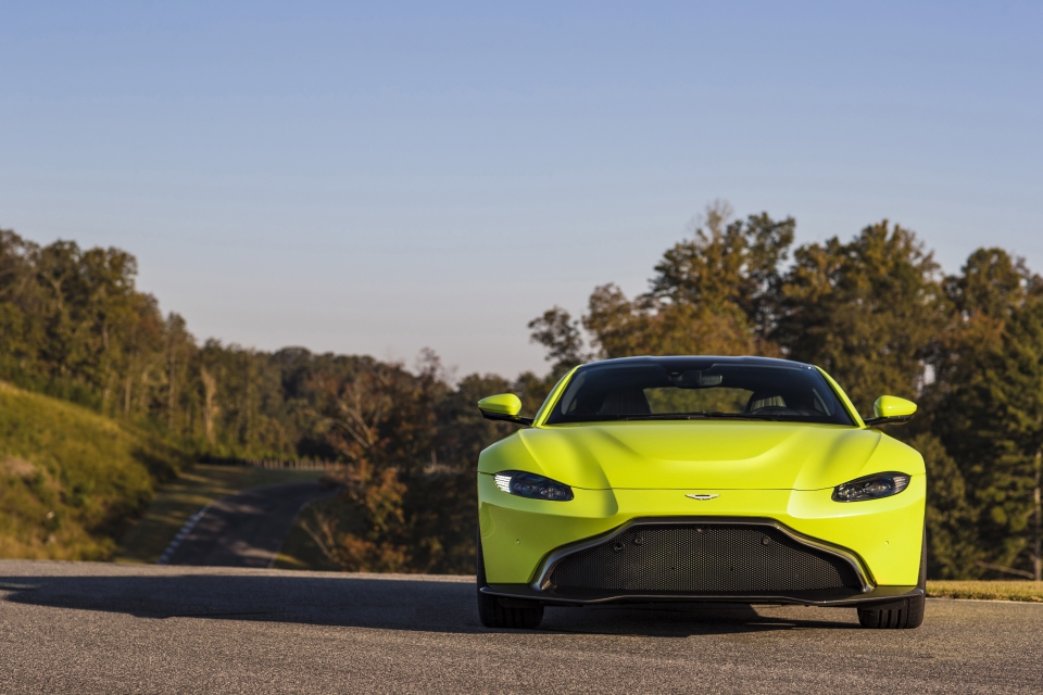 Aston Martin sẽ tung ra Vantage V8 2019 với hộp số sàn aston martin se tung ra vantage v8 2019 voi hop so san