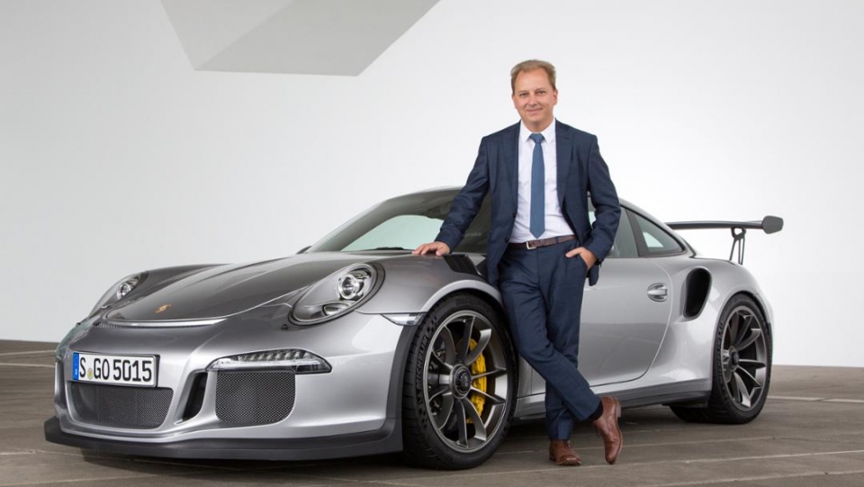 porsche quyet tam day manh nang luc cong nghe so voi trung tam so hoa moi