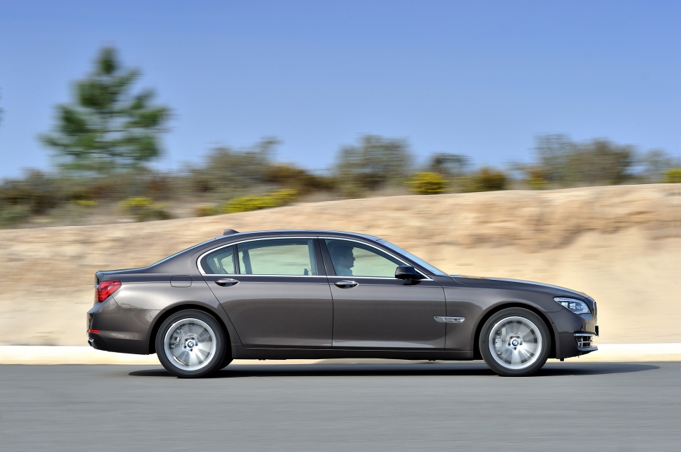 BMW triệu hồi Series 7 vì lỗi cửa...tự mở khi xe đang chạy