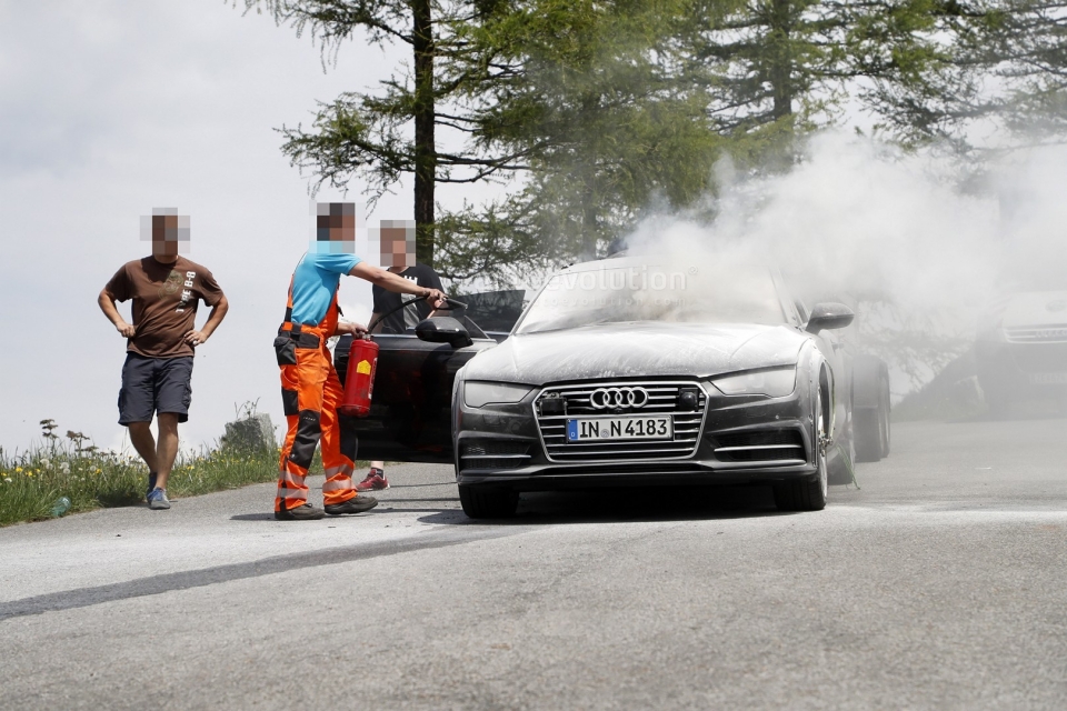 Audi A7 2019 cháy rụi trên đường chạy thử nghiệm audi a7 2019 chay rui tren duong chay thu nghiem