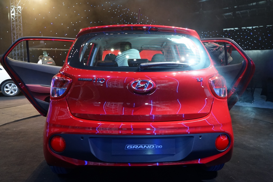 Hyundai Grand i10 CKD hoàn toàn mới ra mắt với giá từ 340 triệu VNĐ hyundai grand i10 ckd hoan toan moi ra mat voi gia tu 340 trieu vnd